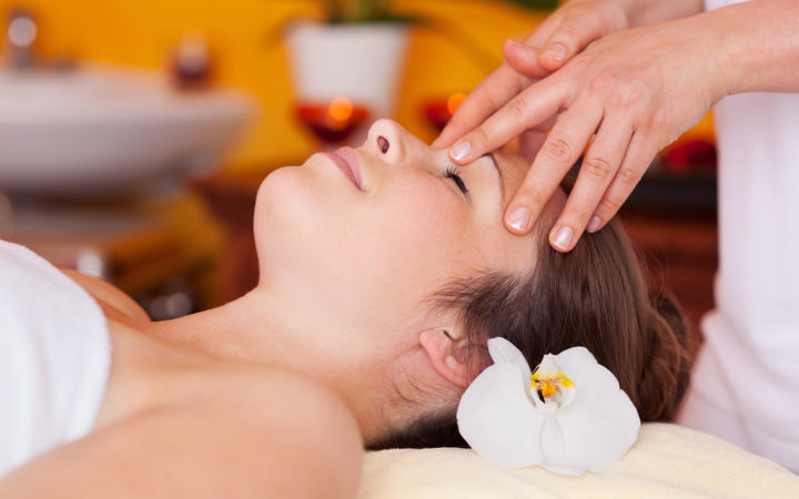 entspannte frau während der massage